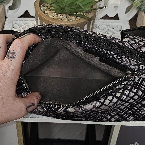 TUTILO | PADDED NYLON MESSANGER BAG CROSSBODY - Picture 9 of 14